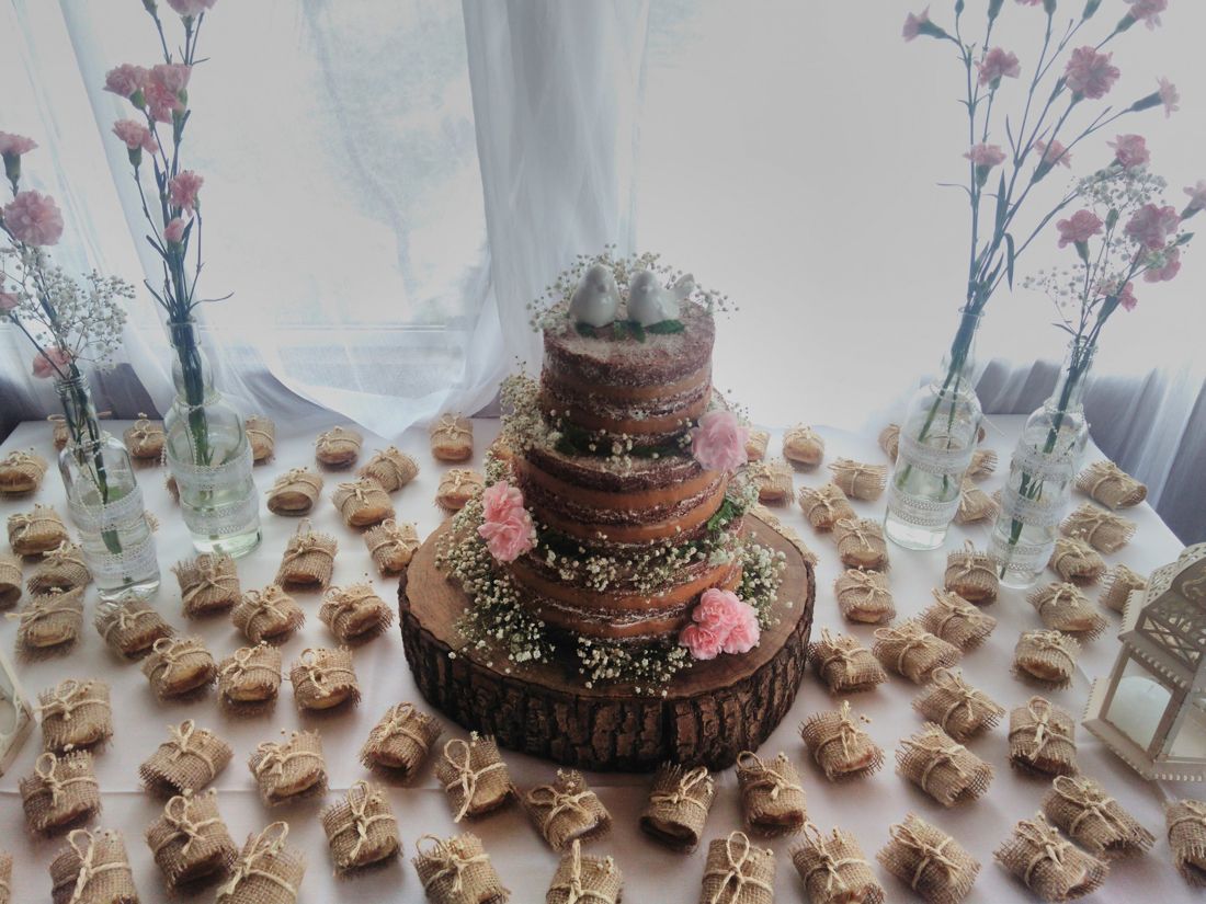 Bolo de casamento rústico com flores e bem-casados