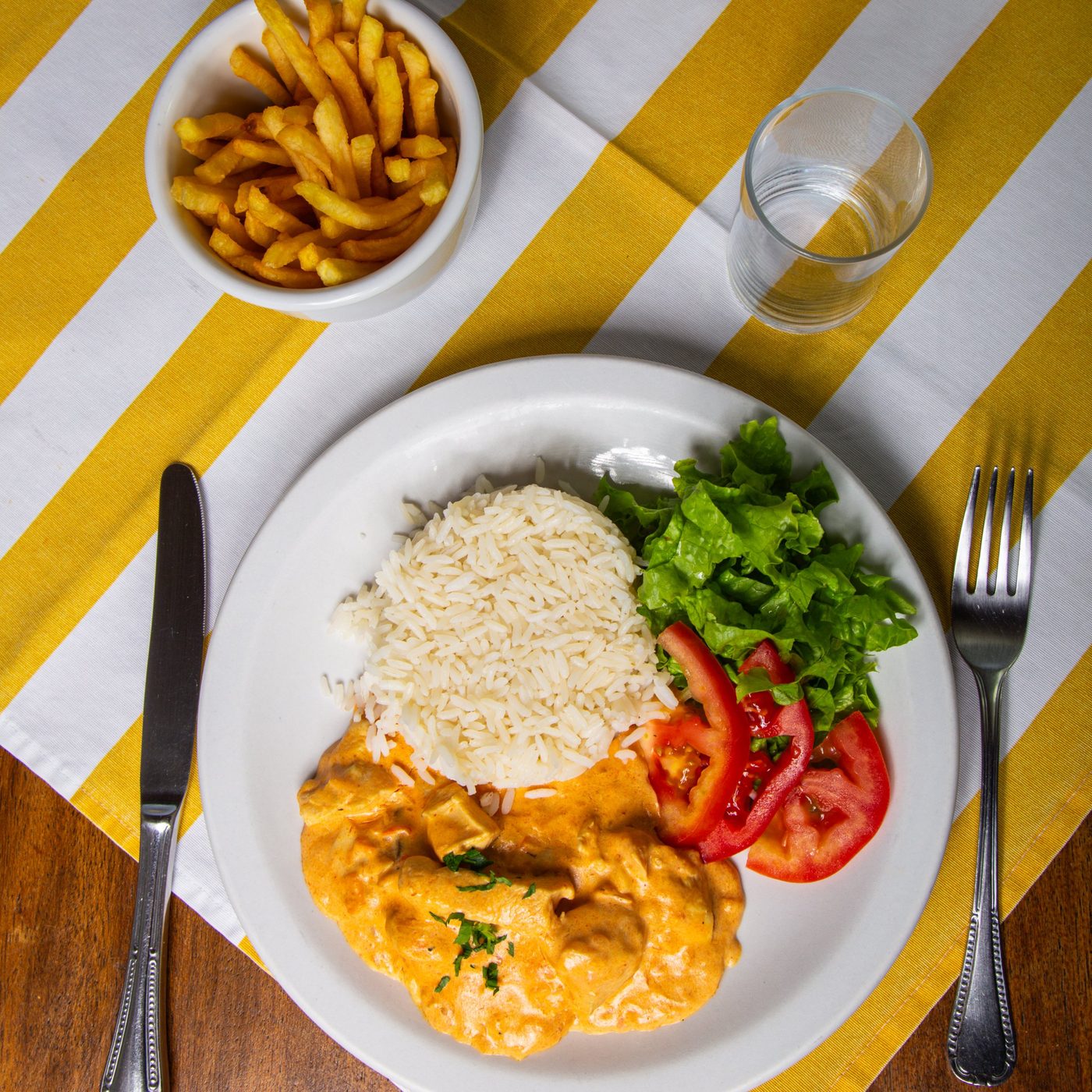 Prato executivo de strogonoff de frango com arroz, batata frita e salada