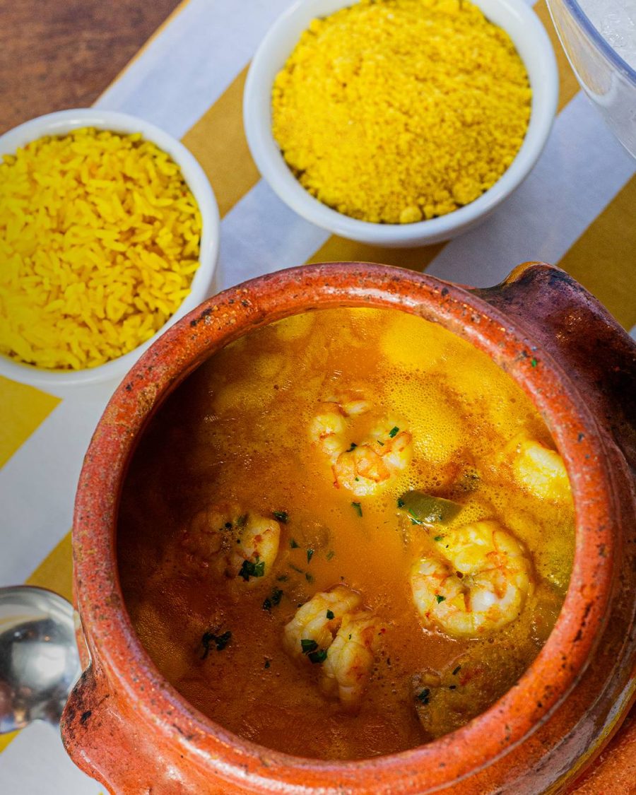 Moqueca de frutos do mar. Na panela de barro, com arroz com açafrão e farofa