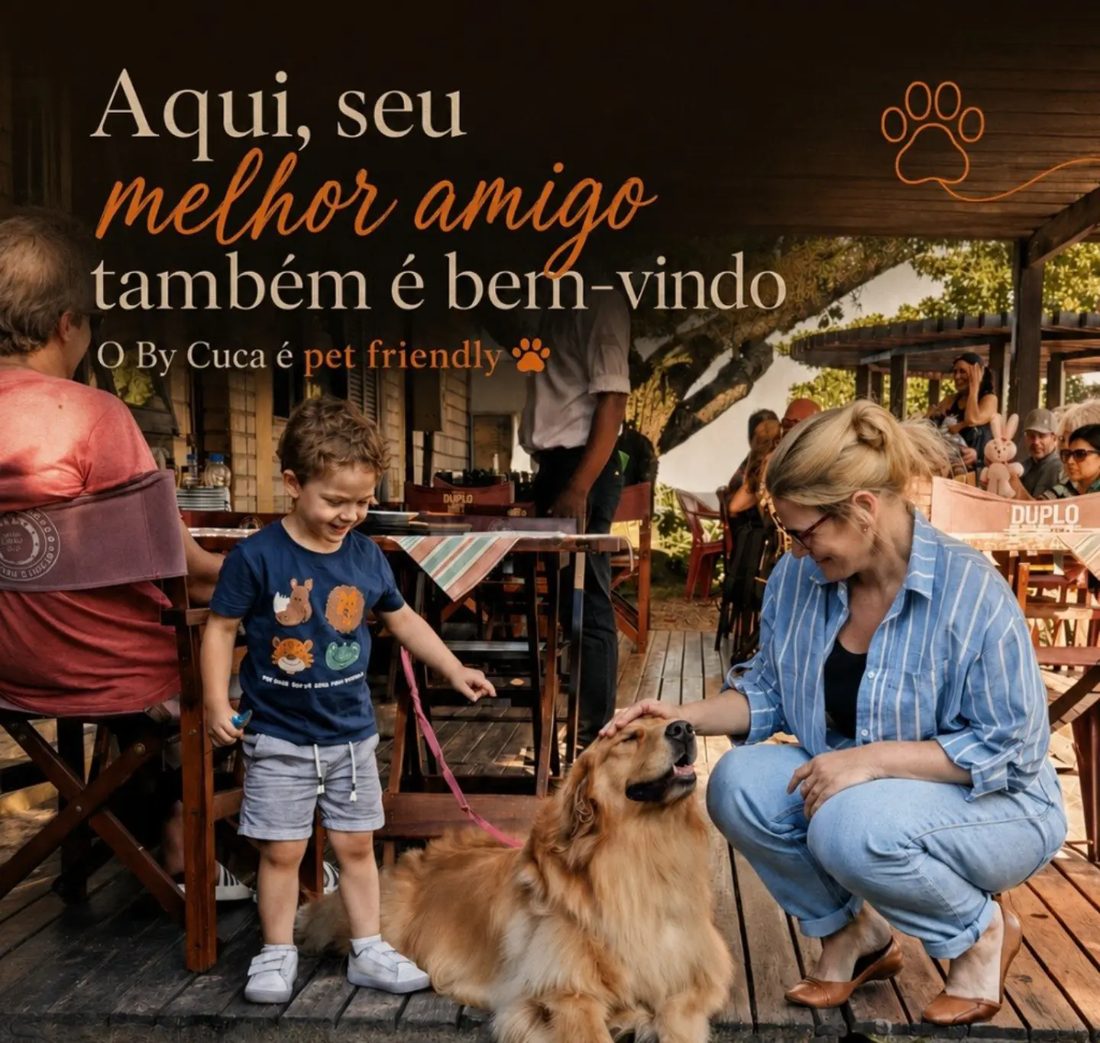 Cachorro golden recebendo carinho no deck do By Cuca, ao lado de uma criança