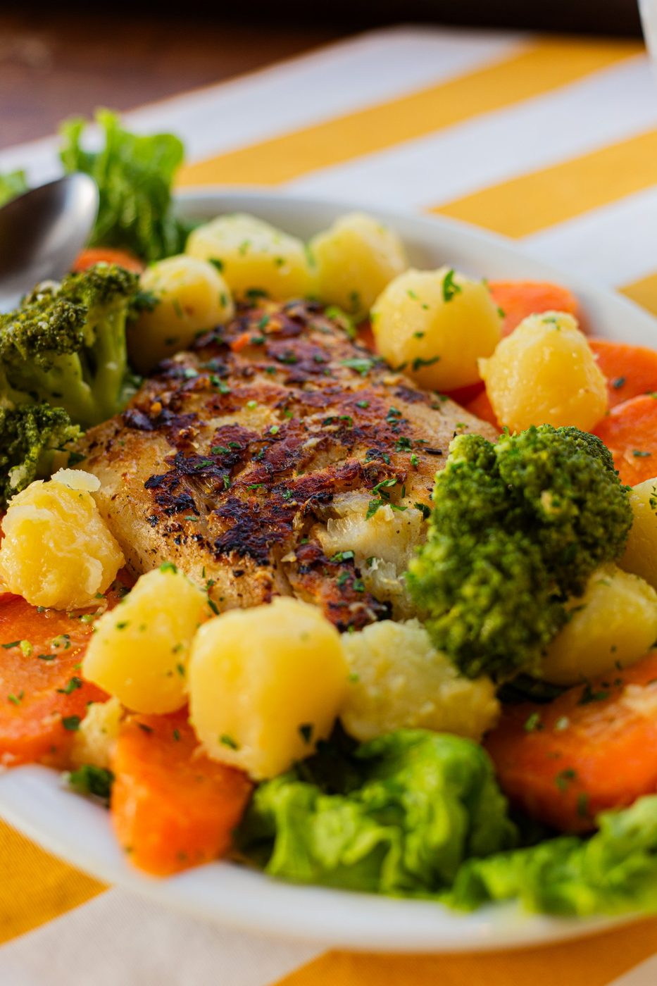 Filé de peixe do chef com batata, brócolis e cenoura refogados na manteiga