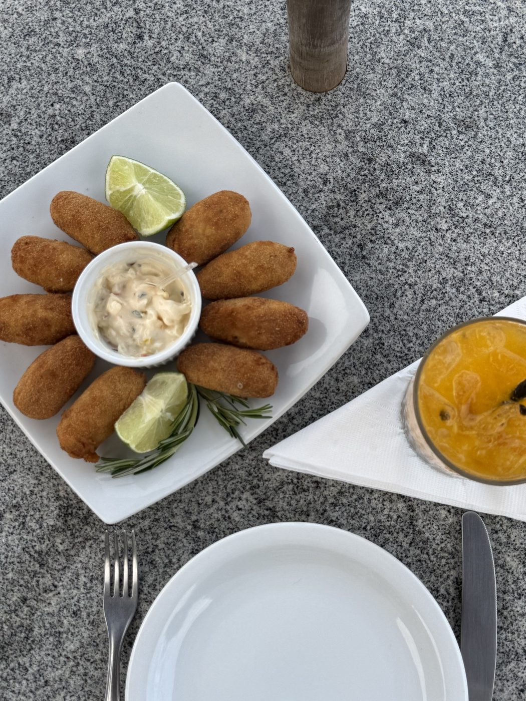 Croquete de camarão com molho da casa, limão e alecrim