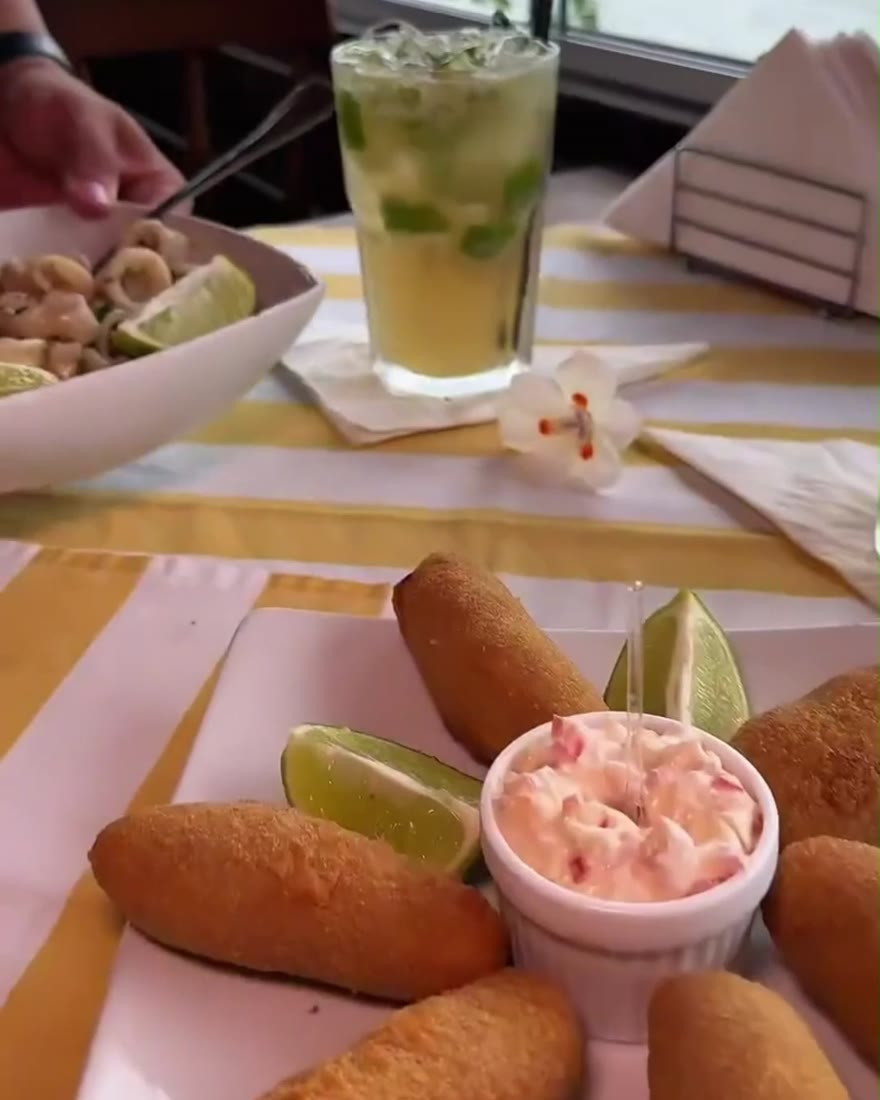 Bolinhos com molho, para abrir a mesa no fim de tarde