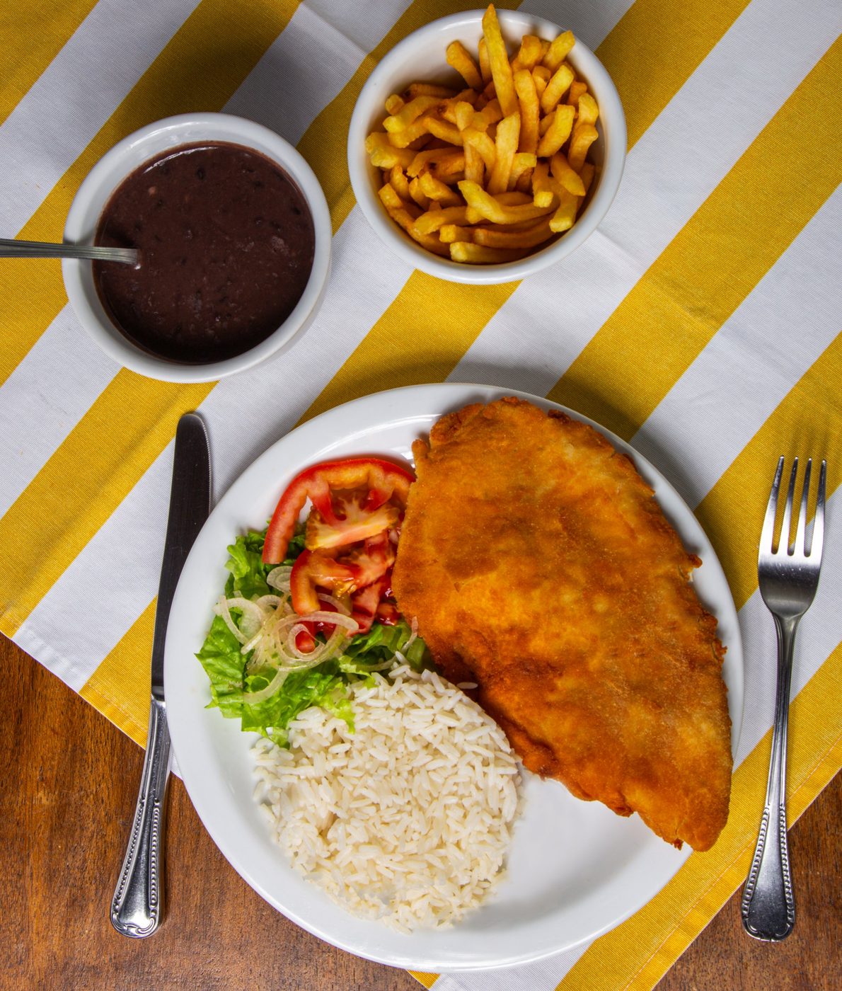 Prato executivo de frango à milanesa com arroz, feijão, batata frita e salada