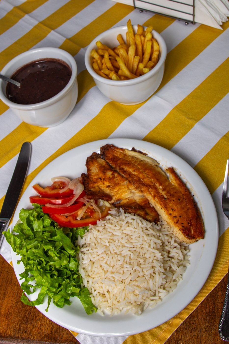 Prato executivo com filé grelhado, arroz, feijão, batata frita e salada