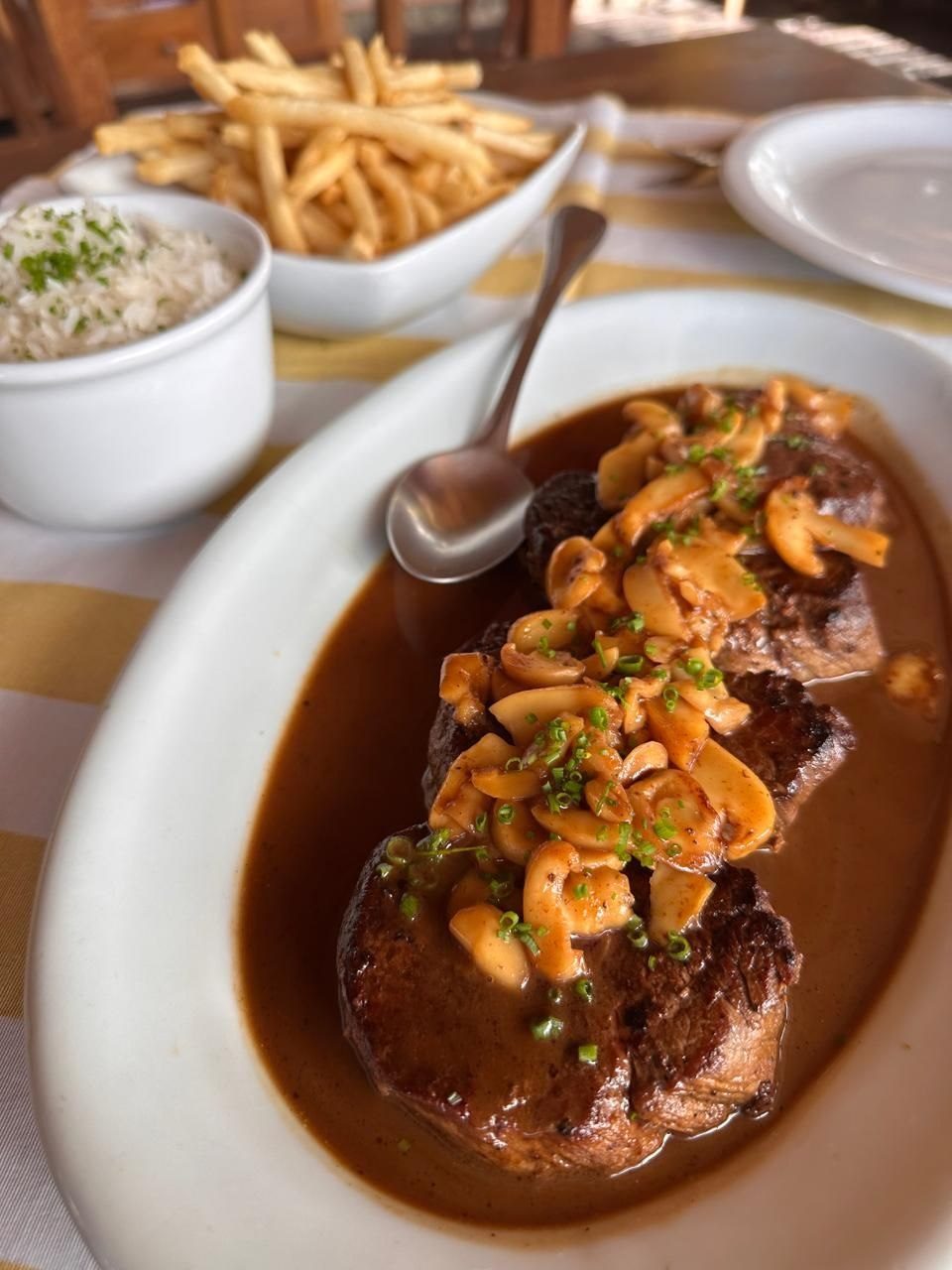 Filé mignon ao molho madeira com champignon, arroz branco e fritas