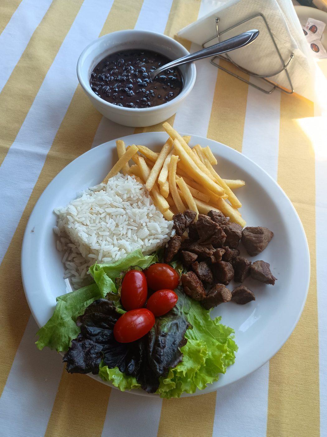 Prato Kids de Mignon. 100 g de mignon, arroz, feijão e batata
