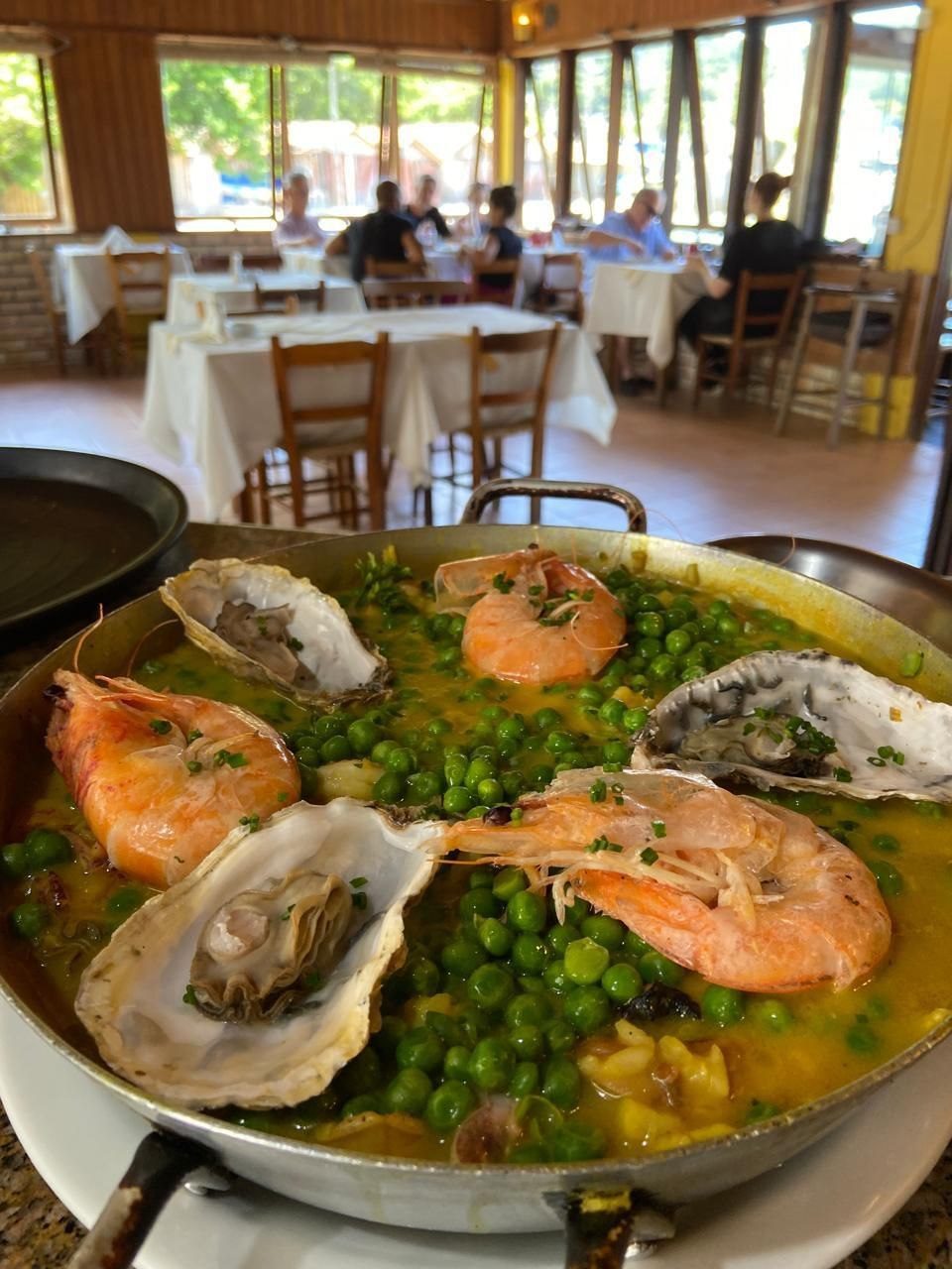 Paella de frutos do mar: arroz arbóreo com peixe, camarão, lula, ostra e polvo