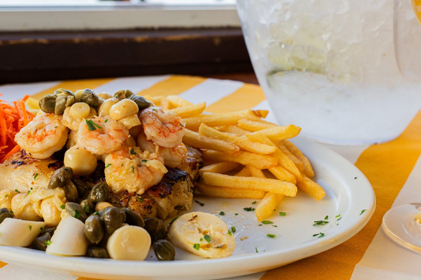 Peixe grelhado com camarão, alcaparras e palmito, com fritas