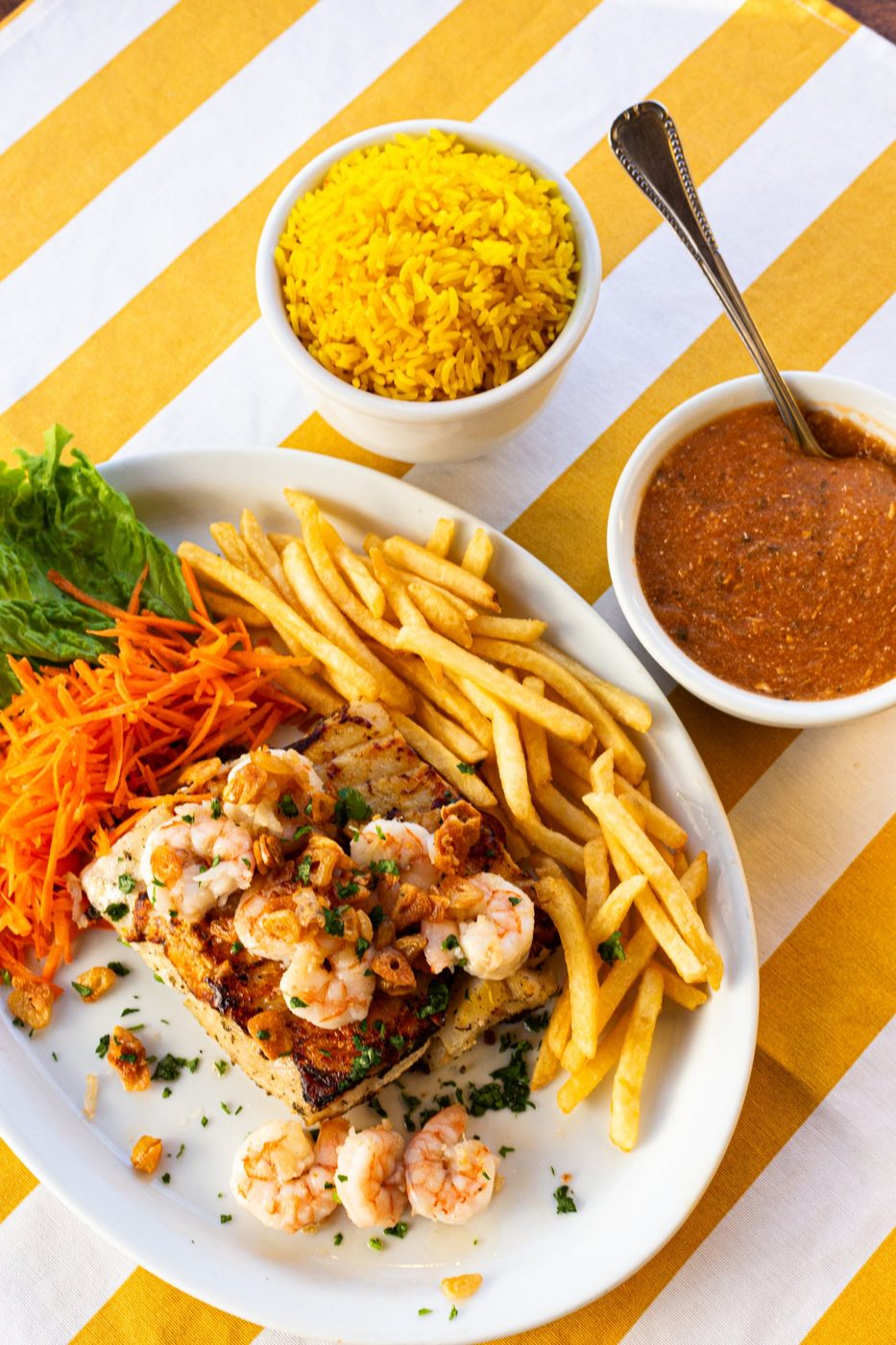 Filé de peixe com camarão. Grelhado, com alho dourado, fritas e pirão