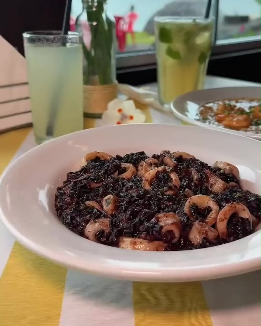 Risoto de lula com arroz negro. Arroz negro, lula, vinho branco e parmesão