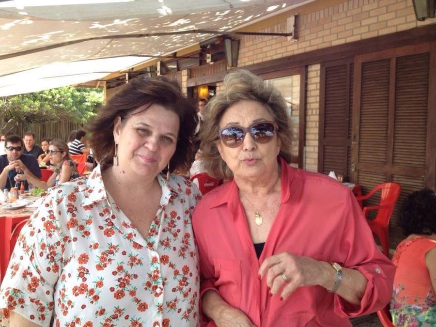 A Cuca com a atriz Eva Wilma na varanda do restaurante