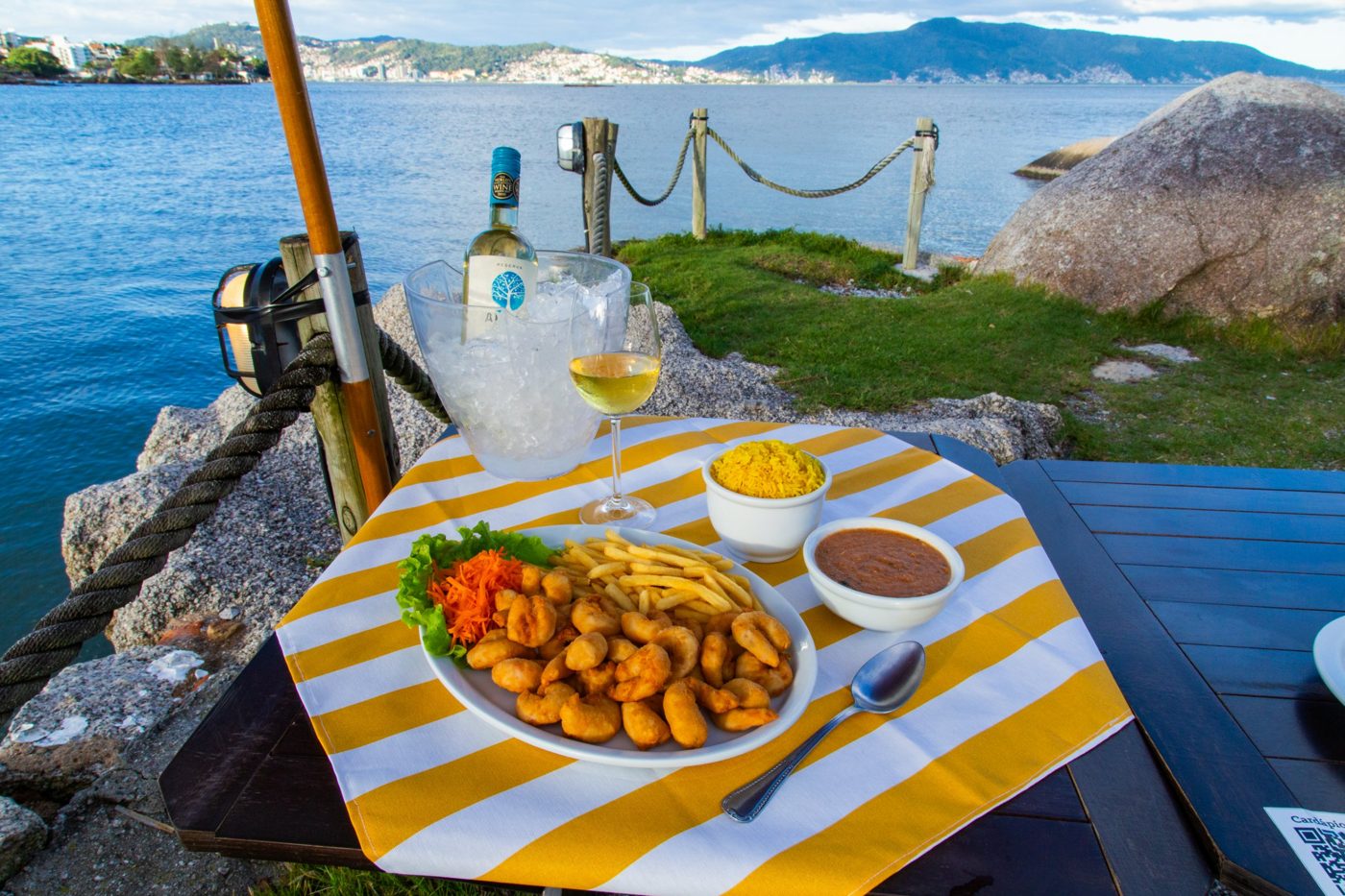 Camarão à milanesa completo com fritas, arroz com açafrão e pirão, à beira-mar